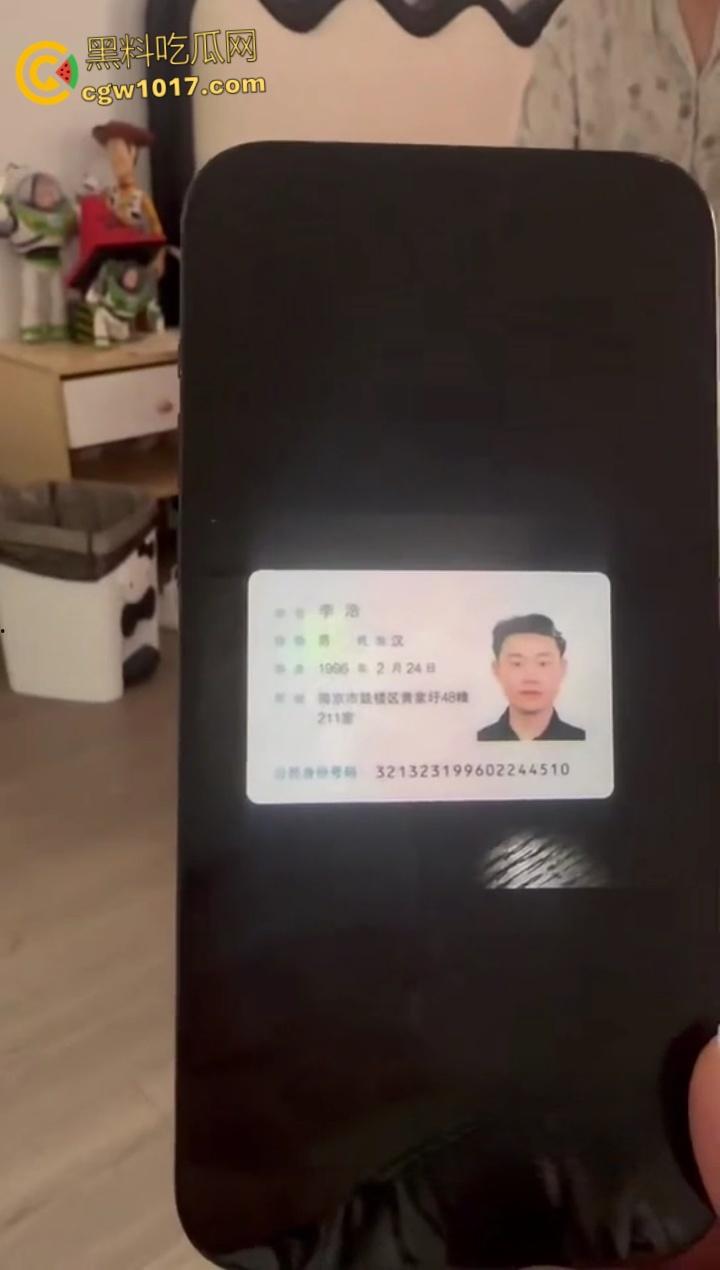 趁老公不在把情人带回家偷情，却没想到被逮个正着，里面穿个吊带大奶一晃一晃的，估计是想跟情人玩花的 ！-3