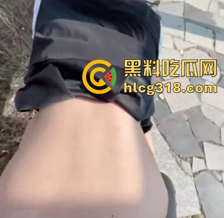 带着清纯妹妹外出公园野战，趁着没人扒下内裤，后入抽插白嫩翘臀，想上位骑乘差点被发现。-6