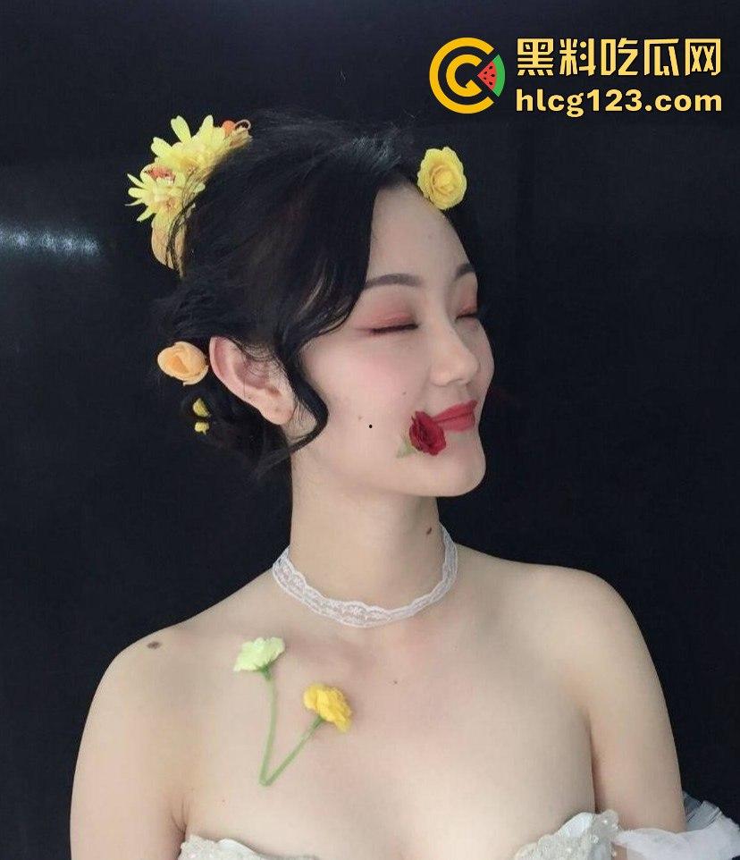 广州李平珊疯狂后入战情夫，肥臀高翘不止，叫声太撩人，白嫩肌肤欲罢不能！-4