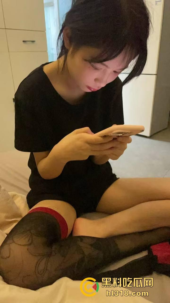 精神小伙玩得就是刺激！兄弟在朋友也不怕，盖上被子就开操，真开放啊，兄弟我能加入战斗不！-1