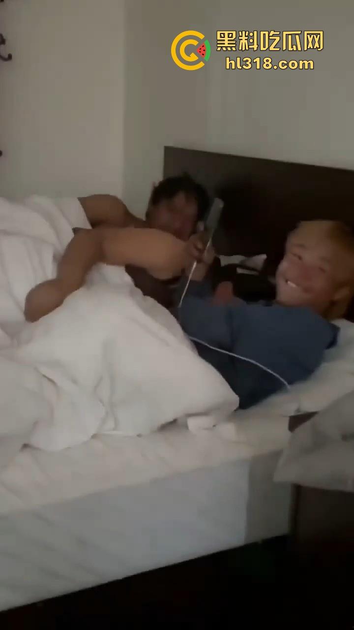 精神小伙玩得就是刺激！兄弟在朋友也不怕，盖上被子就开操，真开放啊，兄弟我能加入战斗不！-3