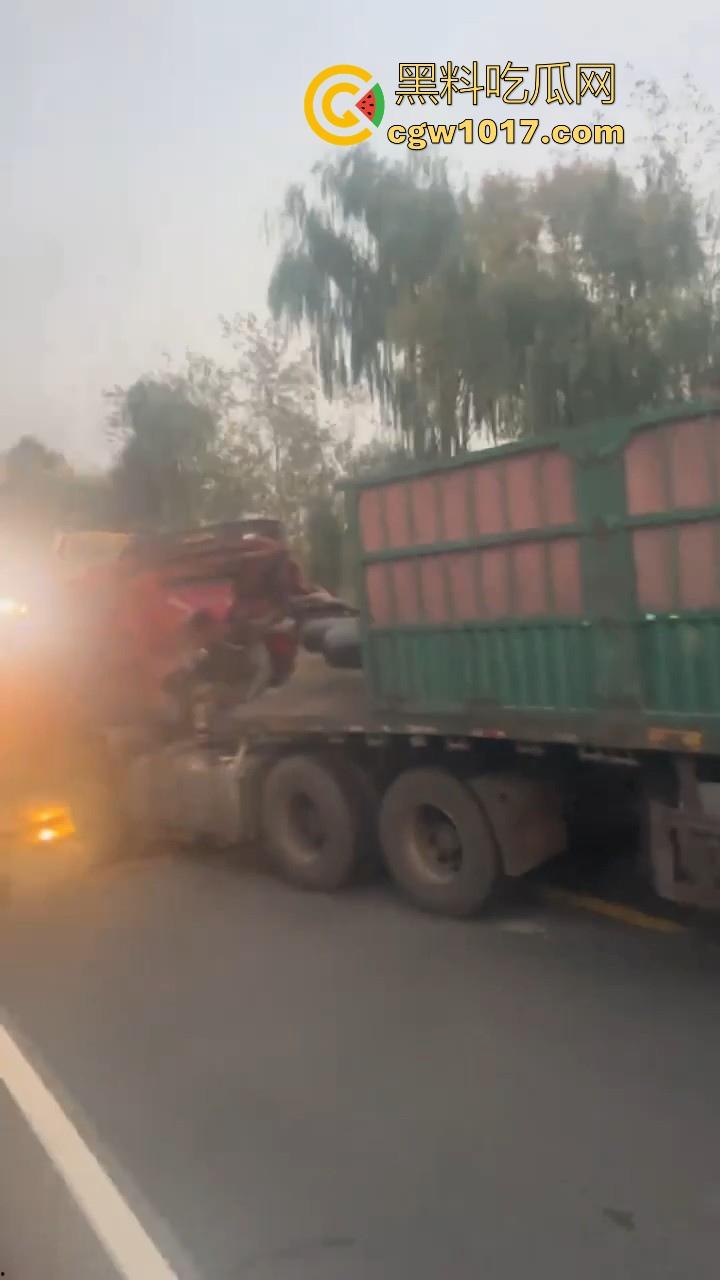 聊城高唐固河段发生重大车祸，大卡车拉钢管，一个急刹驾驶室都没了，好恐怖啊，不知道人有事没！-6